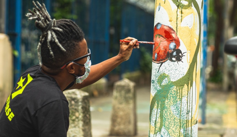 Artistas criam 'floresta de postes' no Rio de Janeiro Artistas criam 'floresta de postes' no Rio de Janeiro