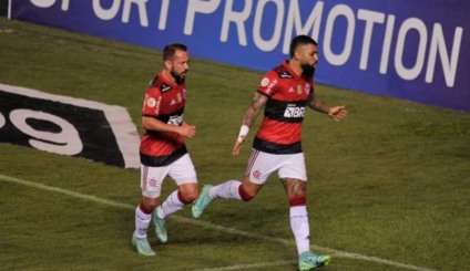 Flamengo volta aos velhos tempos e goleia o Bahia