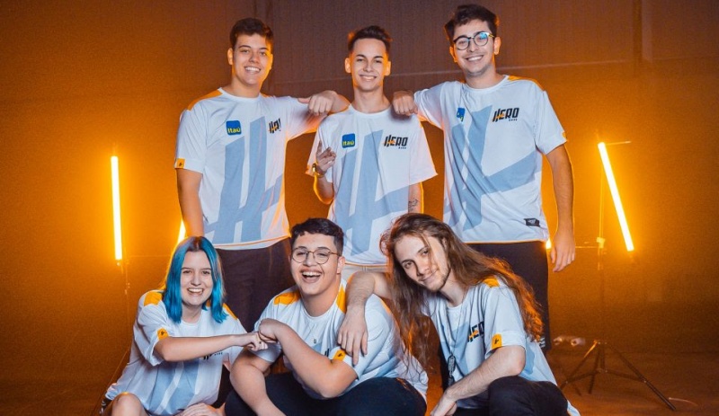 Hero Base cria camiseta oficial e sela parceria com o Itaú