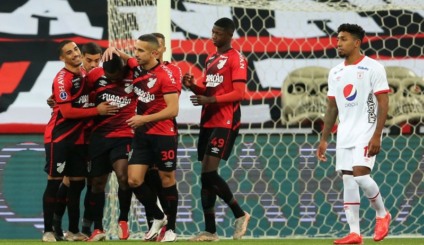 Athletico-PR goleia e está nas Quartas da Copa Sul-Americana