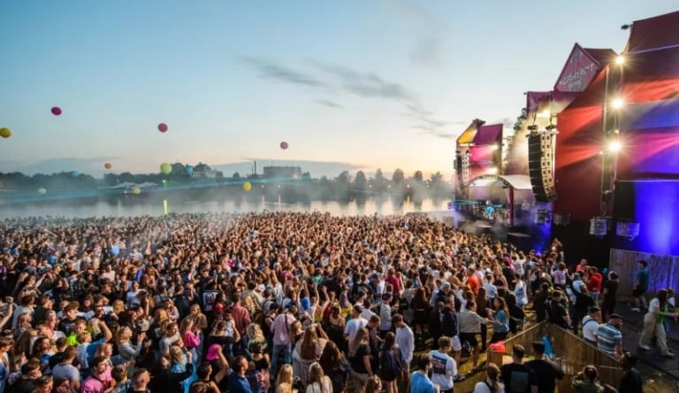 Quase mil são infectados por Covid-19 em festival de música