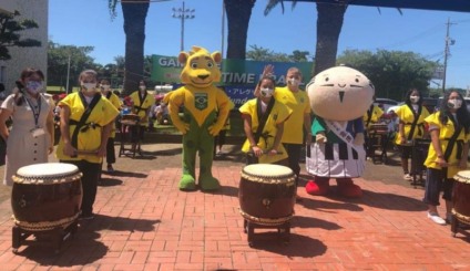 Escola brasileira no Japão recebe o mascote Ginga