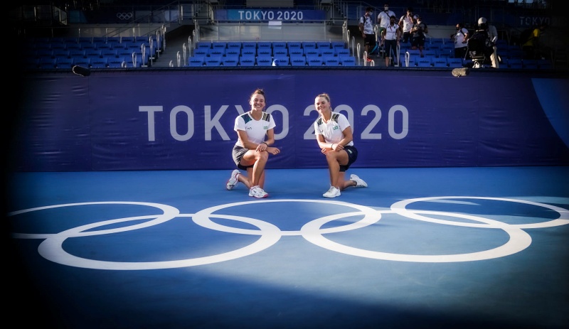 31.07.2021 – Jogos Olímpicos Tóquio 2020 – Tênis Duplas Feminino. Na foto as atletas Luisa Stefani e Laura Pigossi após a conquista da medalha de Bronze inédita. Foto:Rafael Bello/COB