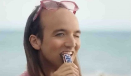 Homofobia faz Snickers tirar comercial do ar