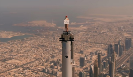 Emirates coloca 'comissária de voo' no topo do Burj Khalifa