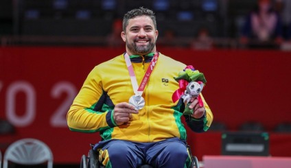 Jovane Guissone conquista medalha de Prata na esgrima