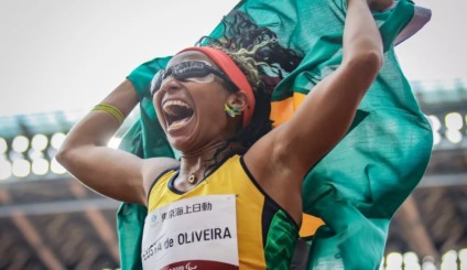 Silvânia Costa é bicampeã paralímpica no salto em distância T11