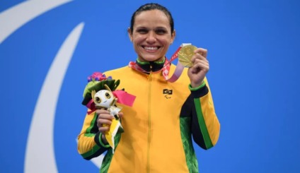 Carol Santiago vence os 50m livre e leva 1º ouro feminino na natação