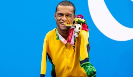 Gabriel Araújo domina os 50m costas e fatura 2º Ouro