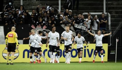 Corinthians vira sobre o Bahia e entra no G-4 do Brasileirão
