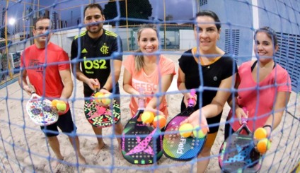 29/09/2021 – ESPECIAL ESPORTES – Escola de Beach Tennis no clube da AABB – Foto: Alex Régis/ Tribuna do Norte