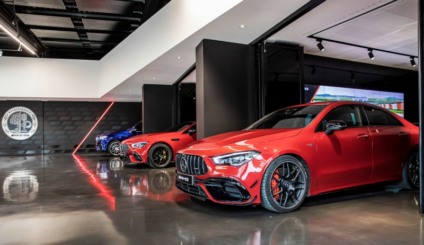 Mercedes-AMG eröffnet neue Auslieferungshalle am Standort Affalterbach; Unboxing your Star, 2021;Kraftstoffverbrauch kombiniert: 12,8 l/100 km, CO2-Emissionen kombiniert: 292 g/km* Mercedes-AMG opens new delivery hall in Affalterbach; Unboxing your Star, 2021;Combined fuel consumption: 12.8 l/100 km, combined CO2 emissions: 292 g/km*
