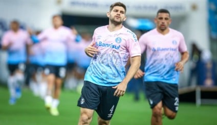 RS – FUTEBOL/CAMPEONATO BRASILEIRO 2021 /GREMIO X CUIABA – ESPORTES – Jogadores do Gremio realizam aquecimento com a camisa rosa que será cedida ao IMAMA para leilão. FOTO: LUCAS UEBEL/GREMIO FBPA