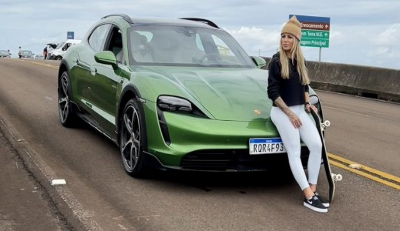 Porsche escala Leticia Bufoni para apresentar carro elétrico