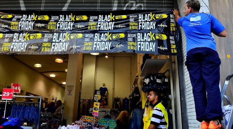 São Paulo – Movimento no comércio da rua Teodoro Sampaio, em Pinheiros, durante o Black Friday (Rovena Rosa/Agência Brasil)