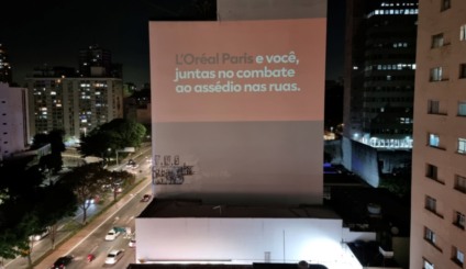 L’Oréal Paris faz projeção em alerta ao combate à violência sexual