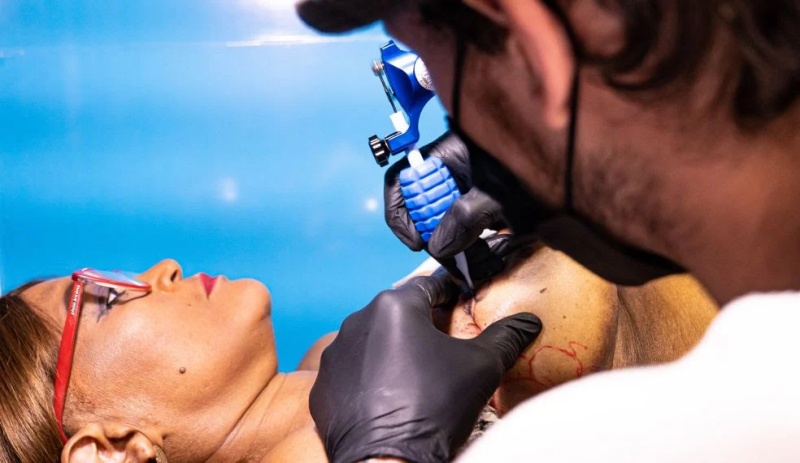 Mulheres com cicatrizes ganham tatuagem de Gillette Venus Mulheres com cicatrizes ganham tatuagem de Gillette Venus