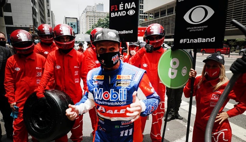 Barrichello surpreende motoristas em SP com pit-stop