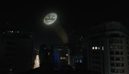 Filme do Mercado Livre recria Bat Sinal para anunciar parceria com CCXP