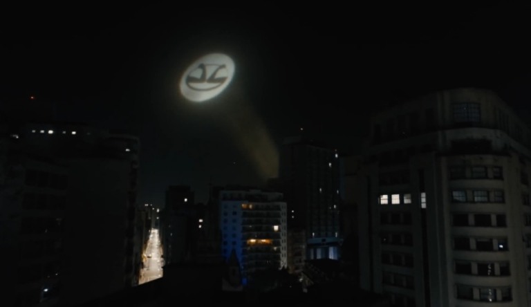 Filme do Mercado Livre recria Bat Sinal para anunciar parceria com CCXP