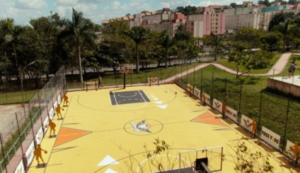 Free Fire reforma quadra de basquete em São Paulo