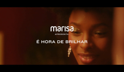 Marisa comemora o brilho da mulher em campanha natalina