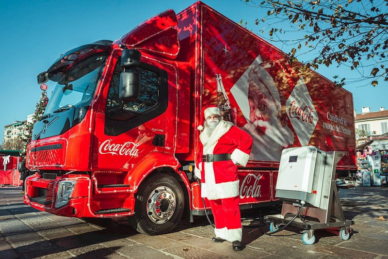 Ação da ABB, Coca-Cola e Volvo na Itália tem Papai Noel viajando em caminhão elétrico