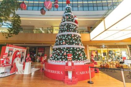 Carolina Herrera estampa árvore de Natal do Shopping Village Mall