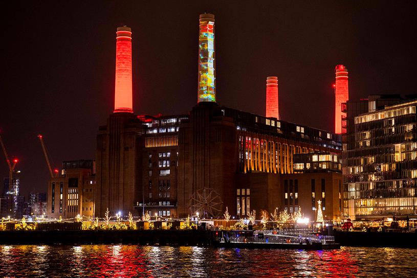 Coca-Cola ilumina chaminés da Usina Termelétrica de Battersea