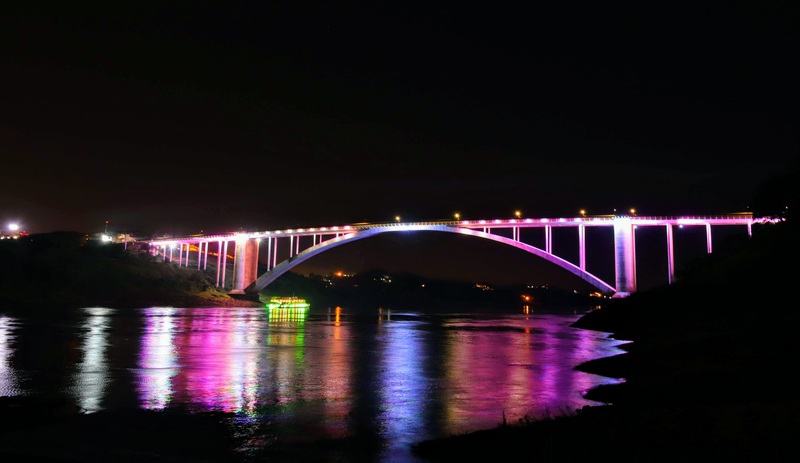 Apple Produções coloca mega iluminação na Ponte da Amizade 