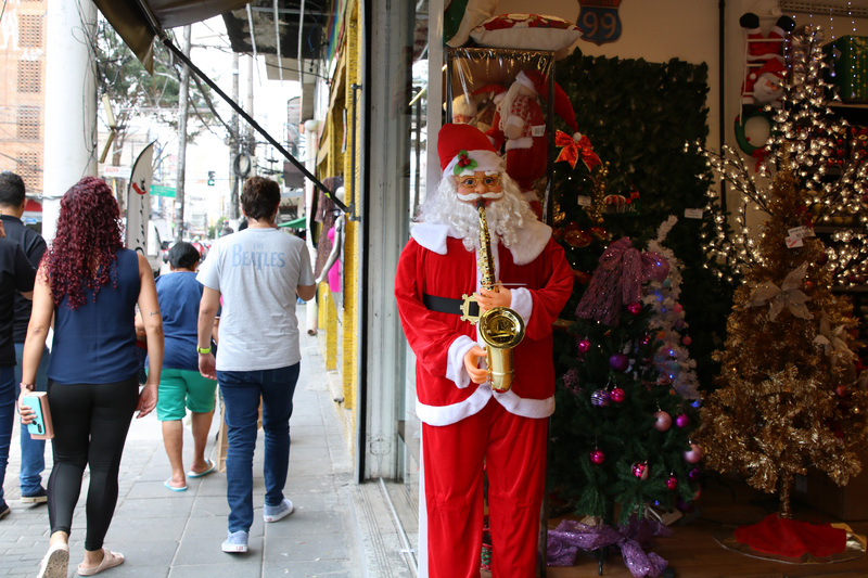 São Paulo – Comércio com decoração de Natal na rua Teodoro Sampaio, em Pinheiros.