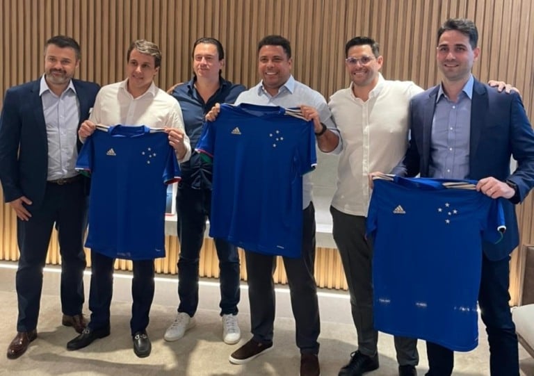 Ronaldo Fenômeno assume controle do Cruzeiro 
