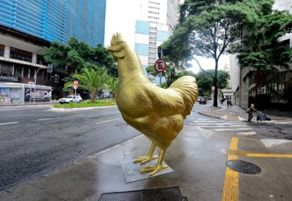 Frango gigante dourado ocupa Centro de SP