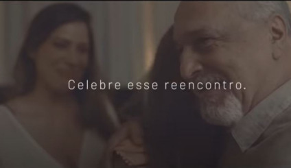 Reencontro é tema de campanha de Natal da Ferreira Costa 