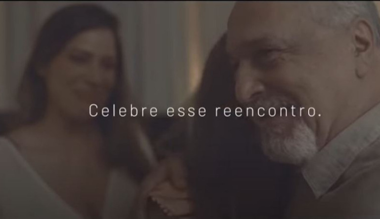 Reencontro é tema de campanha de Natal da Ferreira Costa 