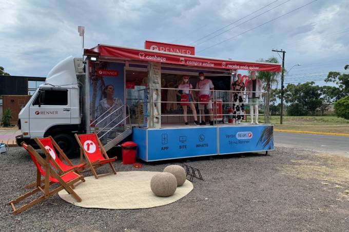 Renner leva marca e loja pop up em ação itinerante nas praias