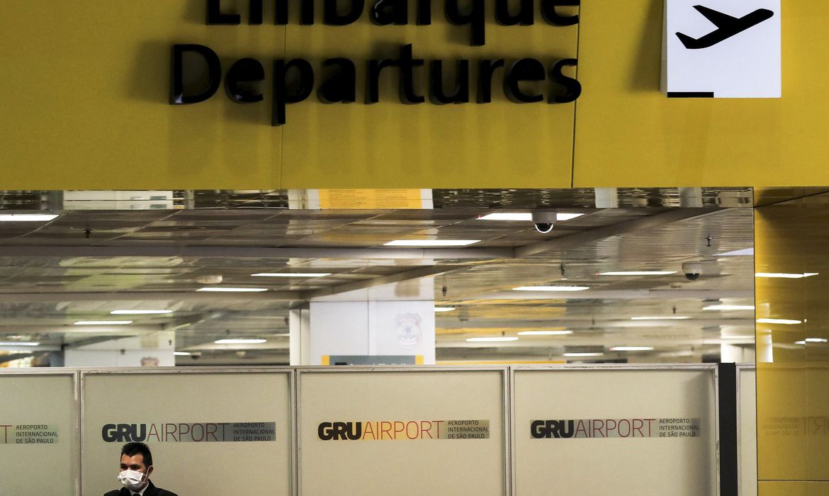 trabalhador, máscara protetora, Aeroporto Internacional de Guarulhos , coronavírus COVID-19, Guarulhos