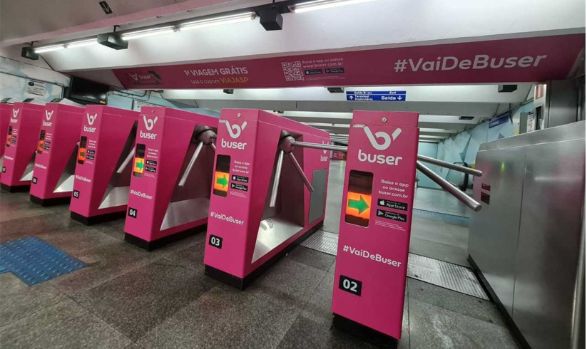 Buser envelopa de rosa metrô no terminal Tietê