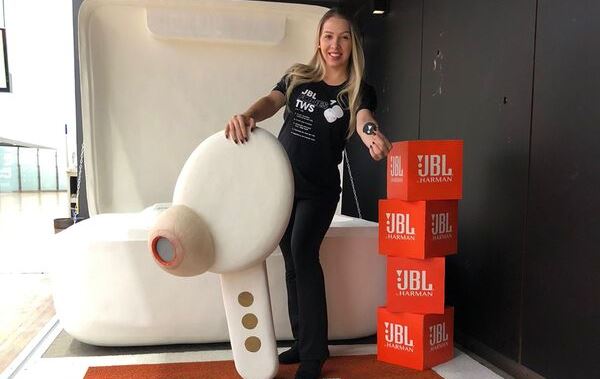 JBL faz ativação com fone gigante em Guarulhos e nas praias do sul