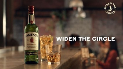 Uísque irlandês Jameson lança anúncio com Aisling Bea