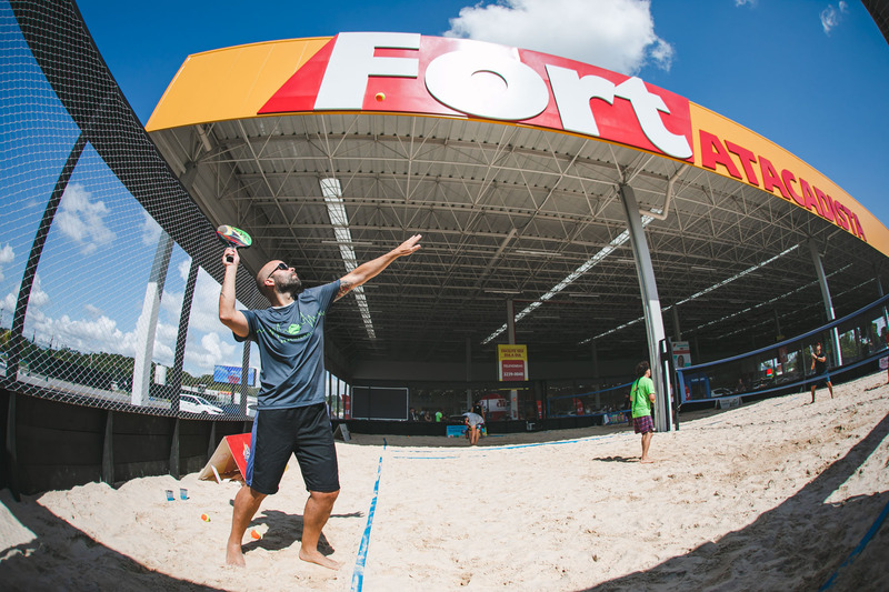 Fort Atacadista leva beach-tennis para arenas catarinenses