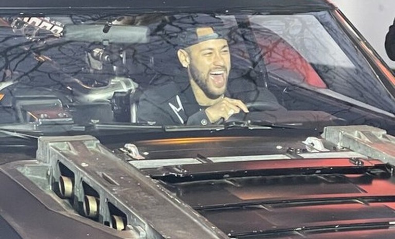 Neymar recebe a chave do Batmóvel