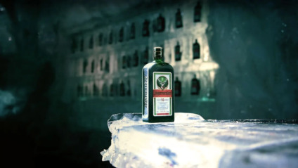 Jägermeister celebra a cultura e destaca a volta dos artistas aos palcos em campanha