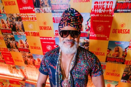 Devassa ocupa 100 janelas em Salvador com show percussivo