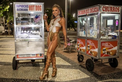 Sabrina Sato e Deborah Secco desfilam nas ruas do Rio para resgatar o espírito do carnaval