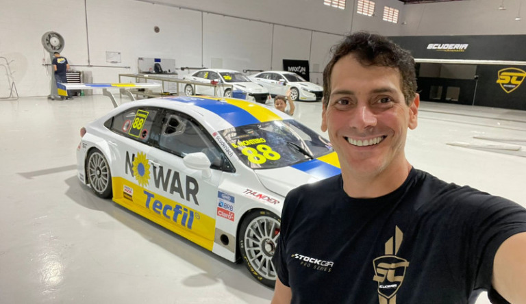 Beto Monteiro homenageia Ucrânia em seu carro na Stock Car