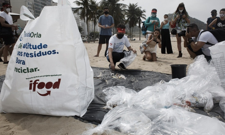 iFood e Recicla Orla fazem mutirão de limpeza em Ipanema