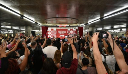 Budweiser surpreende as pessoas com show de Xamã no Metrô, em São Paulo