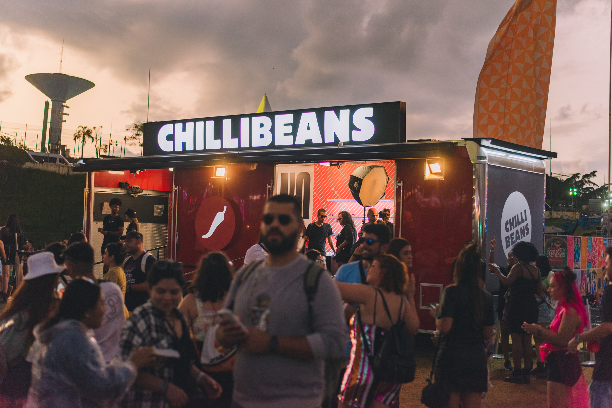 Chilli Beans leva experiência de lambe-lambe para o Lolla