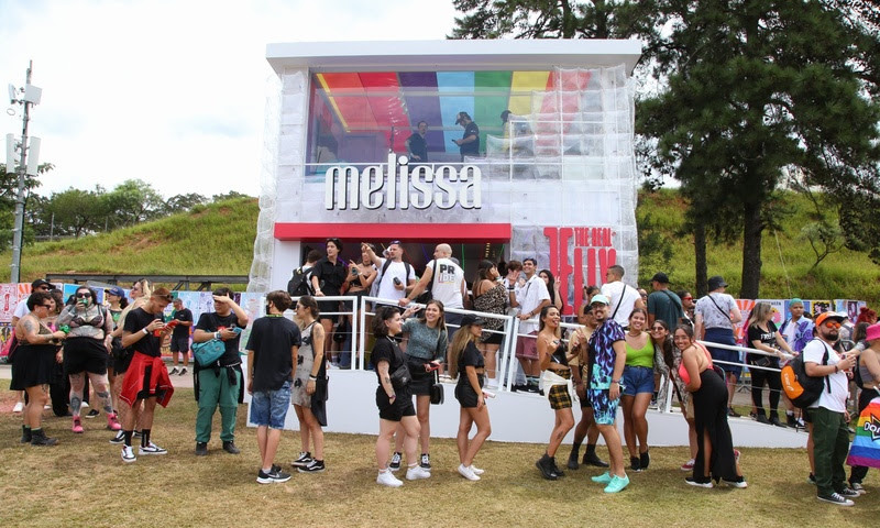 Ativação da Melissa no Lolla recebeu mais de 2 mil pessoas